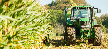 Tracteur dans un champs