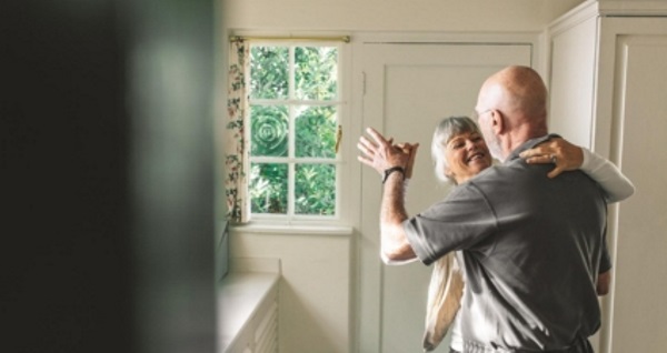 Un couple de retraité dansent