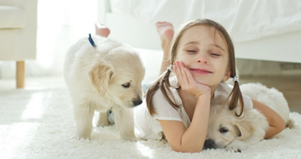 Ragazza con due cuccioli