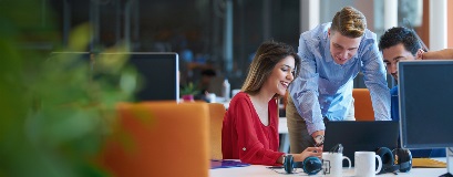 Due colleghi o partner commerciali che discutono attorno a un computer portatile.