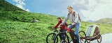 Un padre su una e-bike con i suoi figli