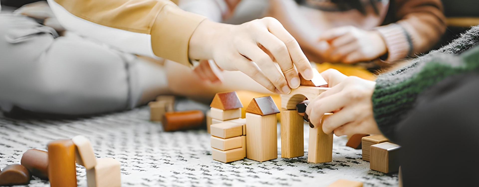 Une famille joue avec des pièces de construction