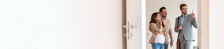 Tre adulti che conversano, forse durante una visita immobiliare.