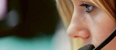 Teilweise unscharfes Porträt einer Frau, linke Seite klar mit Haaren, rechte Seite stark verschwommen.