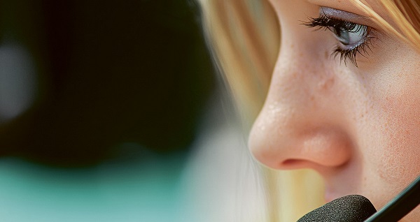 Teilweise unscharfes Porträt einer Frau, linke Seite klar mit Haaren, rechte Seite stark verschwommen.